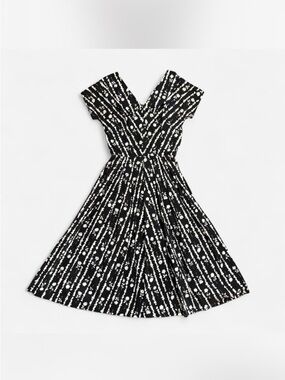 Black & white floral 60s handmade dress with a V-neckline and sweet Peter Pan
